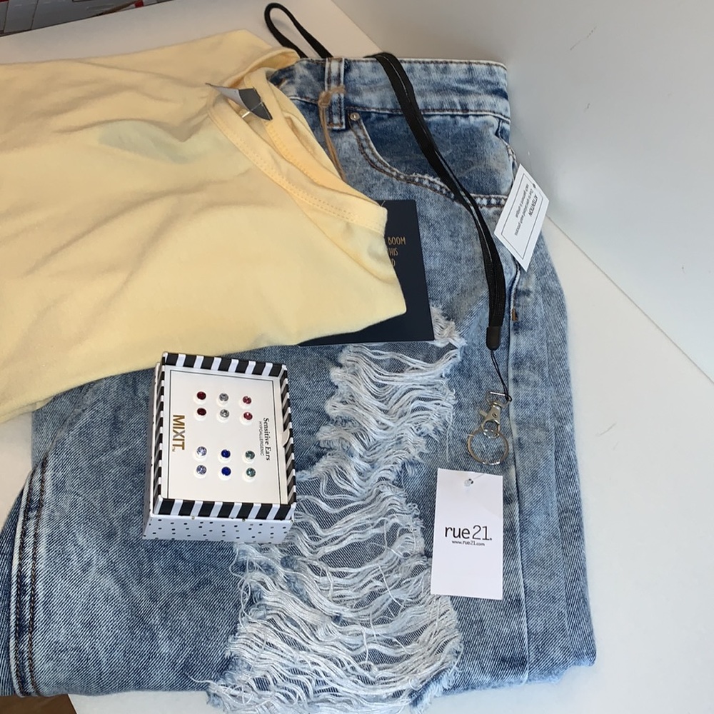 NWT. Outfit and earrings perfect for spring